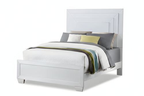 Cama blanca con ropa de cama y almohadas sobre un fondo blanco.