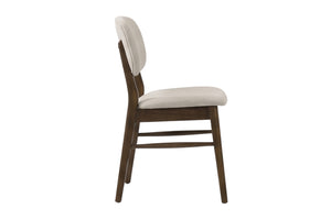 Una silla de comedor moderna con estructura de madera marrón oscuro y asiento y respaldo tapizados en color beige claro, mostrada de perfil sobre un fondo blanco.