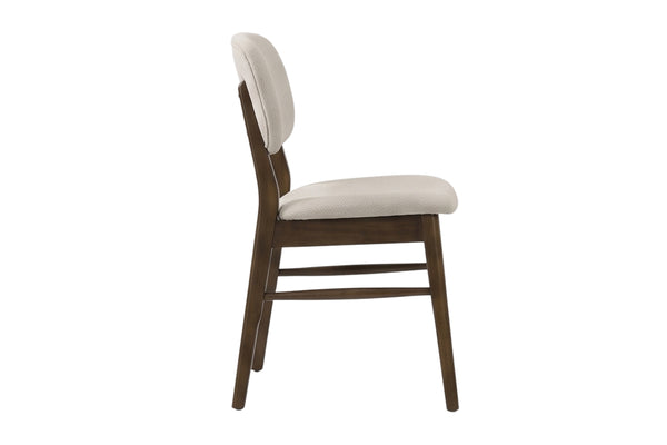 Una silla de comedor moderna con estructura de madera marrón oscuro y asiento y respaldo tapizados en color beige claro, mostrada de perfil sobre un fondo blanco.