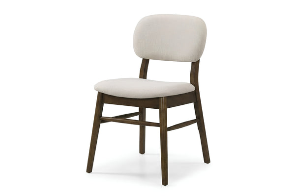 Una silla de comedor moderna con estructura de madera marrón oscuro y asiento y respaldo tapizados en color beige claro, mostrada sobre un fondo blanco liso.