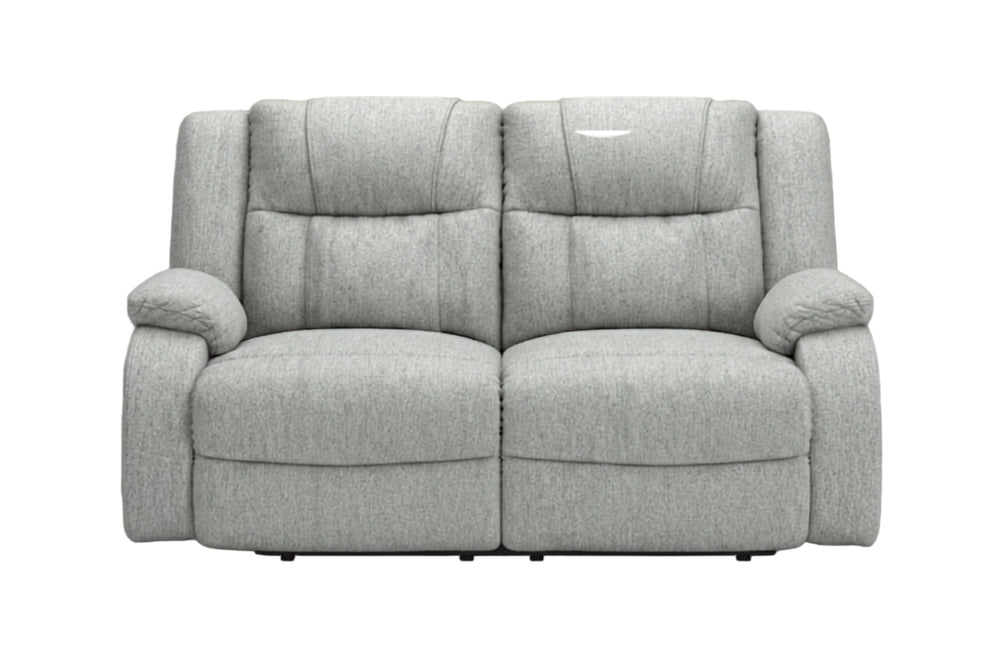 Un loveseat biplaza reclinable tapizado en gris claro con dos cojines de asiento, amplios reposabrazos y respaldos acolchados, que se muestra sobre un fondo blanco liso.