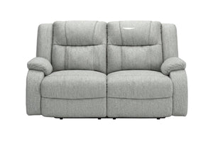 Un loveseat biplaza reclinable tapizado en gris claro con dos cojines de asiento, amplios reposabrazos y respaldos acolchados, que se muestra sobre un fondo blanco liso.