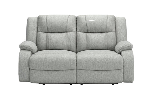 Un loveseat biplaza reclinable tapizado en gris claro con dos cojines de asiento, amplios reposabrazos y respaldos acolchados, que se muestra sobre un fondo blanco liso.