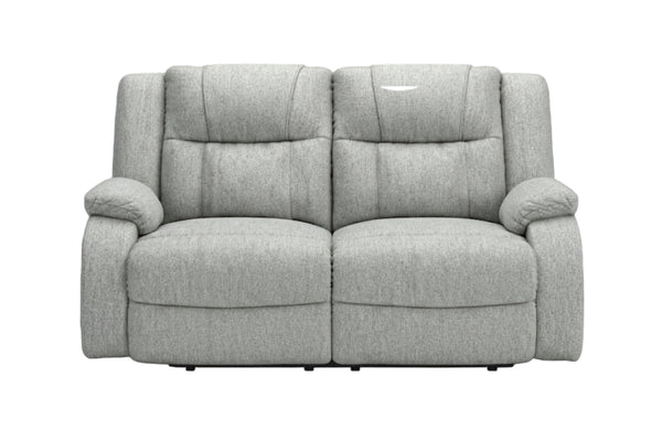 Un loveseat biplaza reclinable tapizado en gris claro con dos cojines de asiento, amplios reposabrazos y respaldos acolchados, que se muestra sobre un fondo blanco liso.