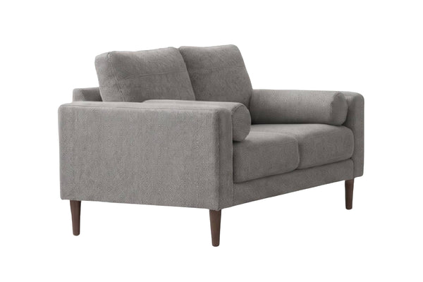 Moderno loveseat de tela gris claro texturizada con patas cónicas de madera marrón oscura, vista en ángulo de tres cuartos sobre fondo blanco.