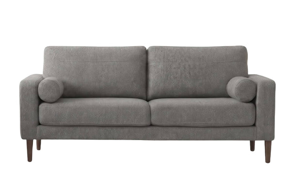 Un sofá moderno de dos plazas en tela gris claro texturizada, con patas de madera marrón oscura y reposabrazos cilíndricos, sobre un fondo blanco.