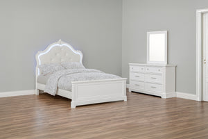 Juego de cuarto de cama full blanca con luces LED y un gavetero con espejo en una habitación neutral. 