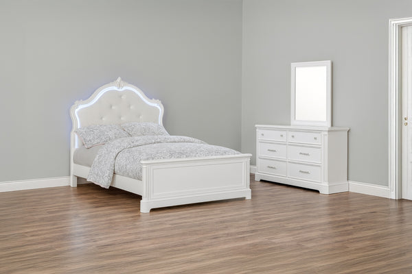 Juego de cuarto de cama full blanca con luces LED y un gavetero con espejo en una habitación neutral. 