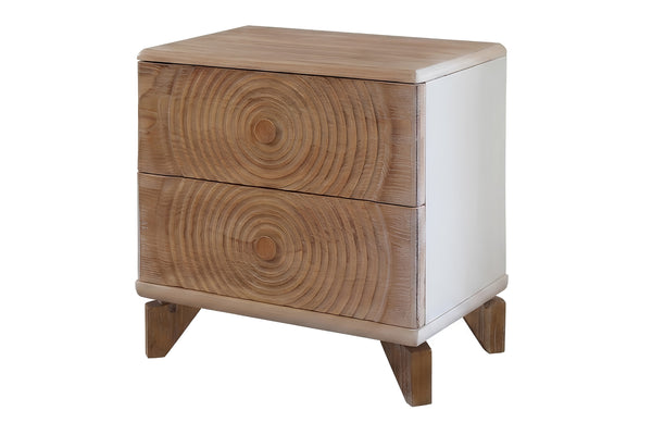 Mesa de noche de dos gavetas con acabado en madera natural clara en el frontal y las patas, y un panel lateral blanco, mostrada sobre un fondo blanco liso.