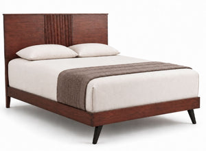 Una estructura de cama de madera de estilo moderno de mediados de siglo, con cabecero y piecero de color marrón oscuro, vestida con ropa de cama blanca y una manta marrón, sobre un fondo blanco.