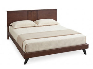 Una estructura de cama de madera de estilo moderno de mediados de siglo, con cabecero y piecero de color marrón oscuro, vestida con ropa de cama blanca y una manta marrón, sobre un fondo blanco.
