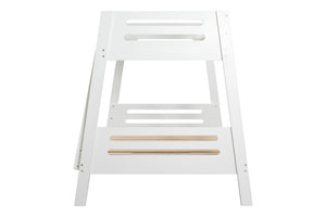Escalera de tijera de madera blanca con pasamanos de madera natural clara, mostrada de lado sobre un fondo blanco liso.