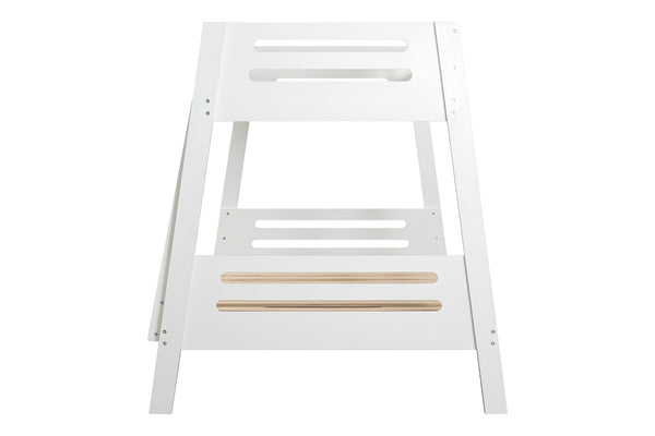 Escalera de tijera de madera blanca con pasamanos de madera natural clara, mostrada de lado sobre un fondo blanco liso.