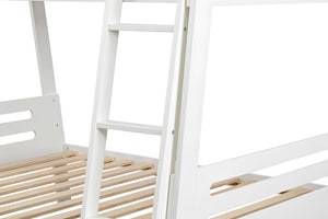 Primer plano de una litera de madera blanca con escalera y somier de listones de madera natural clara sobre un fondo blanco.