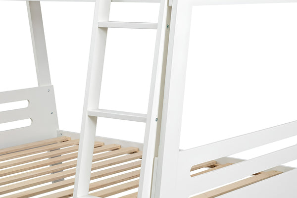 Primer plano de una litera de madera blanca con escalera y somier de listones de madera natural clara sobre un fondo blanco.