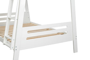 Primer plano de una estructura de cama de madera blanca con listones de madera natural sobre un fondo blanco liso.