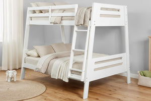 Litera de madera blanca con escalera integrada, decorada con ropa de cama beige y una manta, en una habitación infantil con suelos de madera clara y paredes de tonos neutros.
