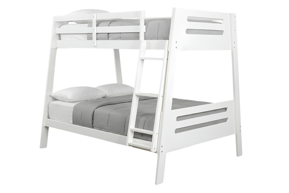 Litera de madera blanca con escalera integrada, mostrada con ropa de cama gris sobre un fondo blanco liso.