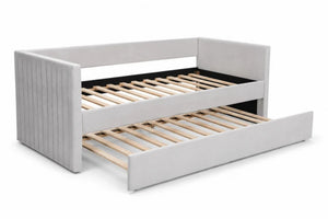 Daybed individual Harbor en color gris con diseño contemporáneo, panel lateral capitonado y estructura de cama extensible vista de estudio.