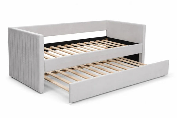 Daybed individual Harbor en color gris con diseño contemporáneo, panel lateral capitonado y estructura de cama extensible vista de estudio.