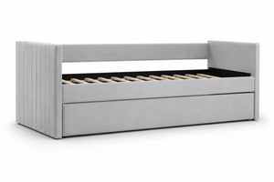Daybed individual Harbor en color gris con panel lateral capitonado y cama nido (trundle) extensible.