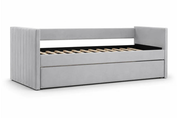 Daybed individual Harbor en color gris con panel lateral capitonado y cama nido (trundle) extensible.