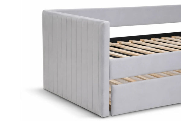 Daybed individual Harbor gris con tapicería y base de cama extraíble de madera expuesta, aislada sobre fondo blanco.