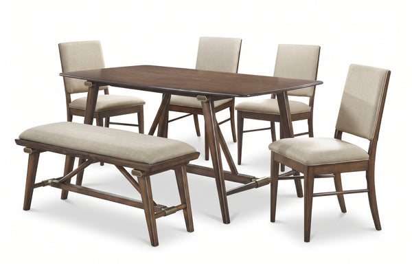 Mesa rectangular de color marrón oscuro con cuatro sillas con acolchado gris y de marco marrón con bench en fondo blanco. 