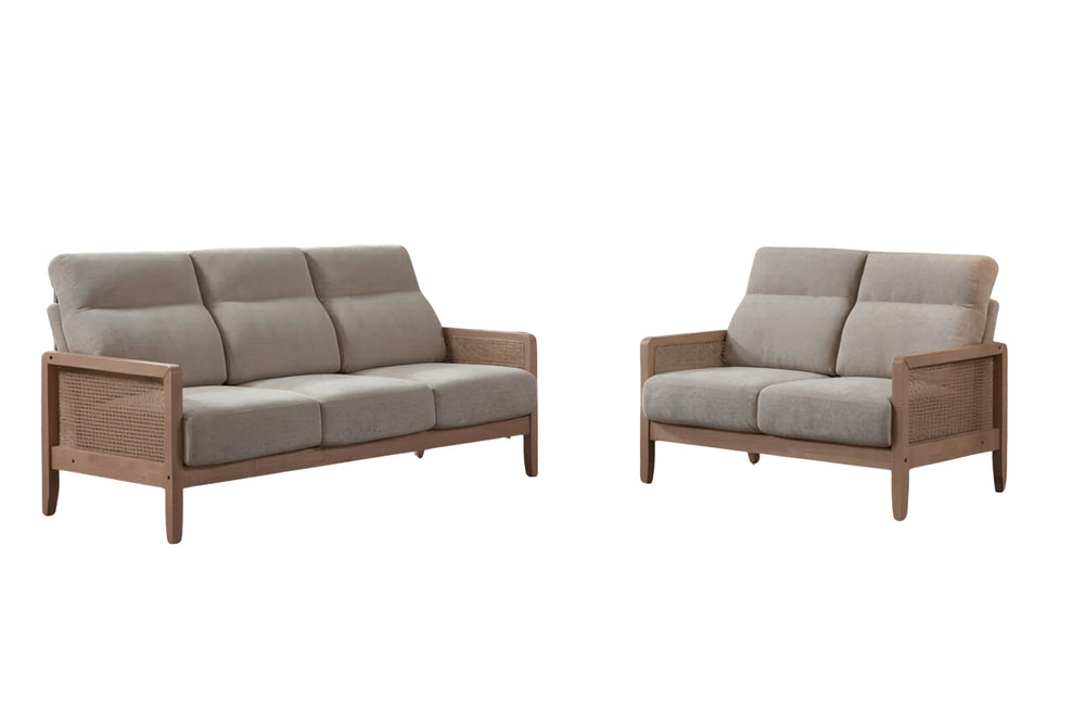 Una sala minimalista con un sofá con acolchado blanco, un loveseat con acolchado blanco, 2 mesas de centro, una mesa de esquina, una consola de televisor, y un bench acabados en madera marrón claro con diseño. 