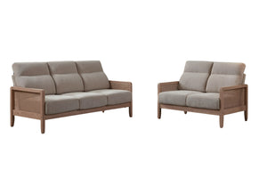 Un juego de muebles de dos piezas compuesto por un sofá de tres plazas y un sofá de dos plazas; ambos cuentan con cojines texturizados en color beige claro y estructuras de madera marrón medio con paneles laterales de rejilla de mimbre, presentados sobre un fondo blanco liso.