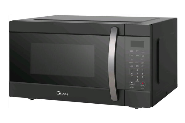 Microondas negra de marca Midea sobre un fondo blanco. 
