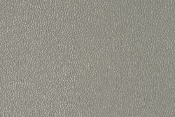 Primer plano de una textura de piel sintética de color gris claro que llena el encuadre.