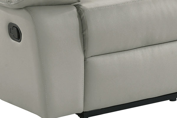 Seccional reclinable gris con especial atención a los reposabrazos y el asiento.
