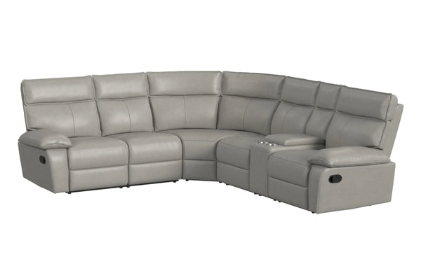Sofá seccional reclinable en color gris claro con diseño curvo, respaldos acolchados y consola central con portavasos. Presentado sobre fondo blanco para destacar sus detalles, comodidad y configuración modular para sala.