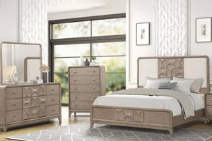 Conjunto de muebles de dormitorio cuidadosamente dispuestos, con cama, gavetero y espejo, en una habitación bien iluminada.