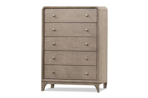 Chest de madera con cuatro gavetas sobre fondo blanco. 