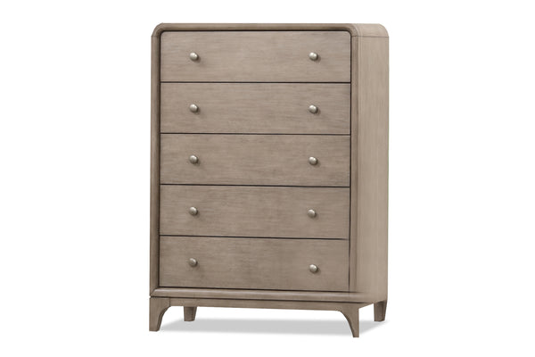 Chest de madera con cuatro gavetas sobre fondo blanco. 