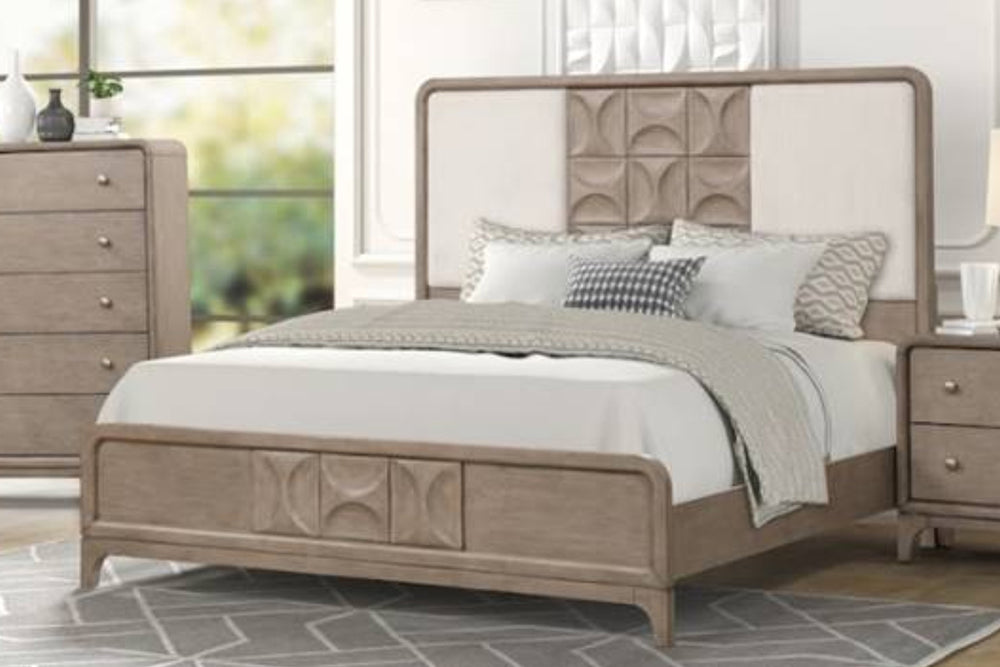 Cama tapizada en color beige con cabecero y pie de cama decorativos sobre fondo blanco. 