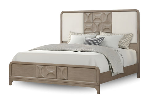 Cama tapizada en color beige con cabecero y pie de cama decorativos sobre fondo blanco. 