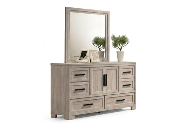 Un gavetero de madera gris claro con seis cajones y un espejo rectangular a juego, decorada con pequeñas plantas en macetas y objetos decorativos encima, sobre un fondo blanco liso.