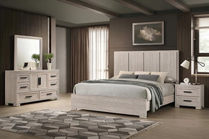 Juego de dormitorio de estilo contemporáneo en acabado de madera gris clara, compuesto por cama con cabecera alta, mesa de noche, gavetero con espejo y gavetero. La habitación incluye ropa de cama neutra, alfombra beige y decoración minimalista.