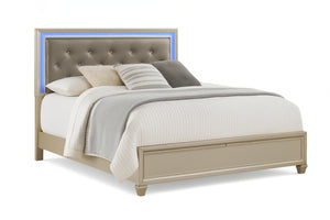 Cama tapizada en plata con iluminación LED sobre fondo blanco.