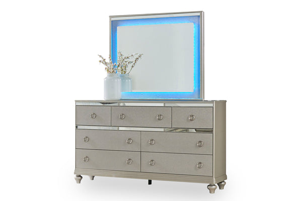 Gavetero plateada con espejo iluminado sobre fondo blanco.