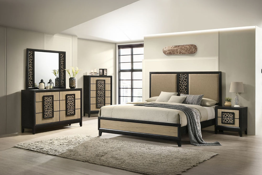 Conjunto de dormitorio de madera color beige con detalles en negro, que incluye una cama, una mesa de noche a la derecha, un gavetero con espejo a la izquierda del dormitorio y un chest al fondo.