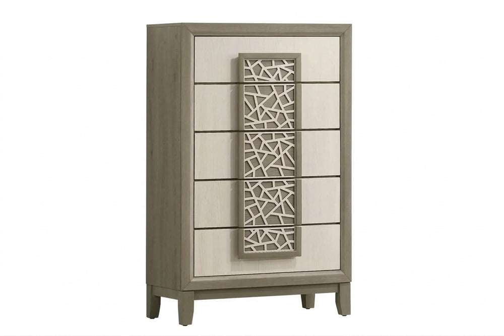 Chest color champagne de cinco gavetas con tiradores decorados, ideal para una habitación, sobre un fondo color blanco. 