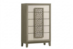 Chest color champagne de cinco gavetas con tiradores decorados, ideal para una habitación, sobre un fondo color blanco. 