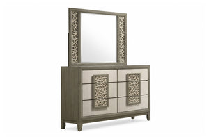 Gavetero con espejo de color marrón y crema con panel decorativo en una habitación. 