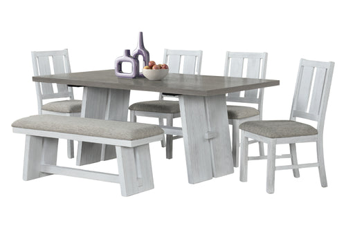 Juego de comedor de estilo moderno con mesa rectangular en acabado gris claro, cuatro sillas tapizadas y banco a juego. La mesa está decorada con jarrones y un centro de mesa, ideal para reuniones familiares.