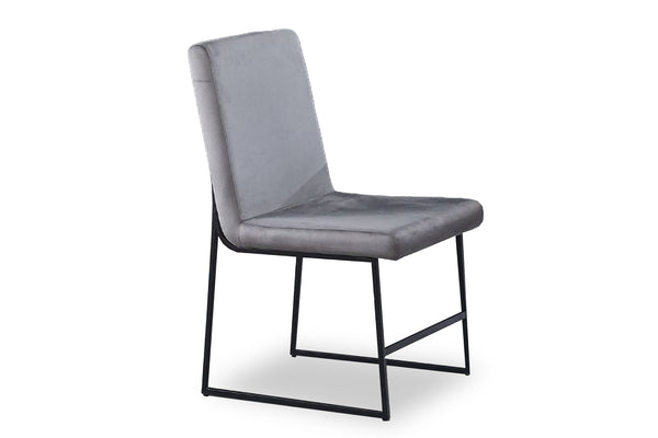 Silla con acolchado gris, con respaldar y reposapiés, y con patas negras en un fondo blanco. 