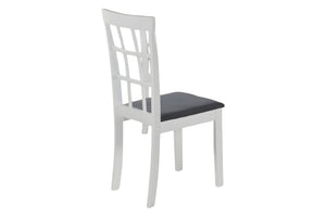 Silla blanca con un cojín negro sobre fondo blanco.